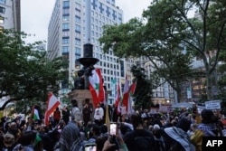 Aksi protes "Banjir Manhattan untuk Lebanon" dengan membawa spanduk, bendera nasional Lebanon, dan bendera Palestina, di Madison Square Park, New York, 24 September 2024. (Paul FRANGIPANE / AFP)