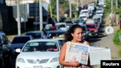 Una vendedora ofrece copias del diario La Prensa, un periódico local que aborda las protestas en contra del gobierno en portada, en Managua, Nicaragua, el 18 de enero de 2019.