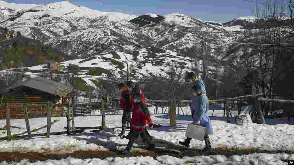 ایسے میں جب شاہراہیں برف سے ڈھکی ہوں اور پیدل چل کر منزل تک پہنچنے کے سوا اور کوئی راستہ نہ ہو۔ تو بھی طبی عملہ لوگوں کو ویکسین لگانے کا عمل جاری رکھنے کے لیے کوشاں ہے۔