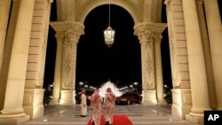 Warga Saudi berjalan di pintu masuk Hotel Ritz-Carlton, di Riyadh, Arab Saudi, 4 Maret 2013. (Foto: dok). Puluhan tahanan elit dilaporkan ditahan di ballroom yang dijaga ketat sebagai bagian dari penyelidikan korupsi yang meluas di negara ini.