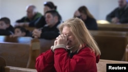 Suplicar a Dios es la esperanza que tienen estos católicos que asistieron al primer servicio del domingo en la iglesia de Nuestra Señora de Lourdes.