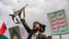 Para pendukung Houthi menggelar aksi solidaritas dengan warga Palestina di Gaza, di Sanaa, Yaman, pada 24 Mei 2024. (Foto: Reuters/Khaled Abdullah)