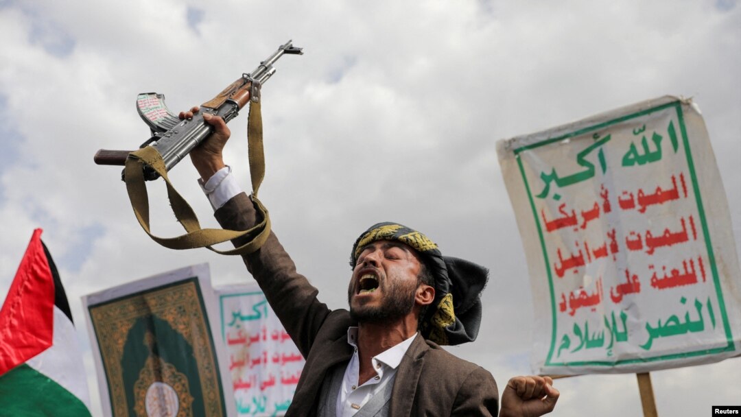 Para pendukung Houthi menggelar aksi solidaritas dengan warga Palestina di Gaza, di Sanaa, Yaman, pada 24 Mei 2024. (Foto: Reuters/Khaled Abdullah)
