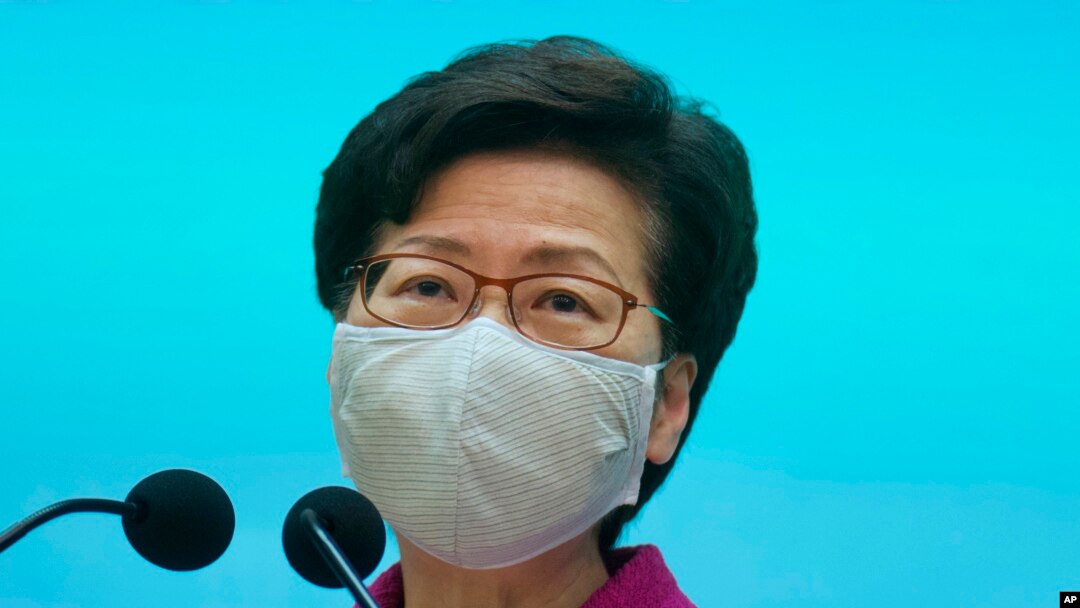 Pemimpin Hong Kong Carrie Lam dalam konferensi pers di Hong Kong, 7 Maret 2021. 