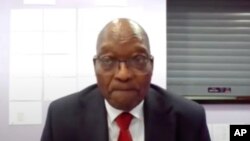 Dans cette capture d'écran, l'ancien président sud-africain Jacob Zuma apparaît sur un écran virtuellement depuis l'établissement correctionnel d'Estcourt, à Pietermaritzburg, en Afrique du Sud, le 19 juillet 2021.