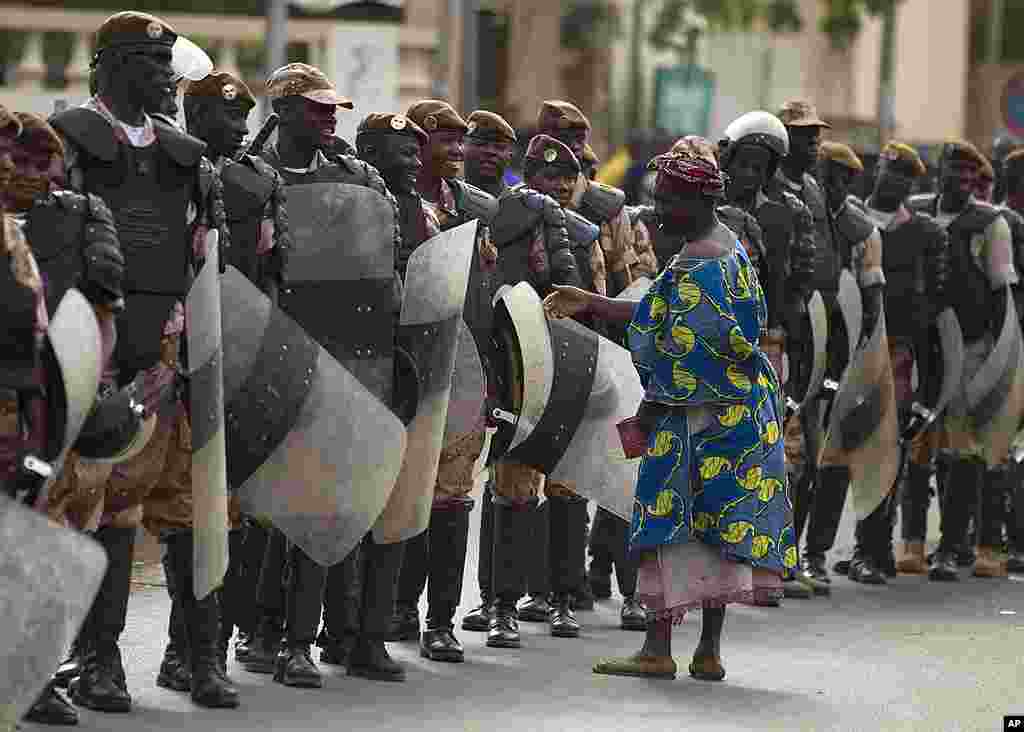 A woman talks with forces providing security for a march in support of the military coup, in Bamako, Mali, March 28, 2012. (AP)