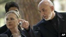 Shugaba Hamid Karzai na Afghanistan daga hannun dama