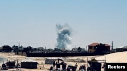 Asap membubung menyusul serangan Israel di Rafah, selatan Jalur Gaza, di tengah konflik antara Israel dan kelompok Hamas Palestina, Senin, 3 Juni 2024. (Foto: Muath Al Hams/Reuters)