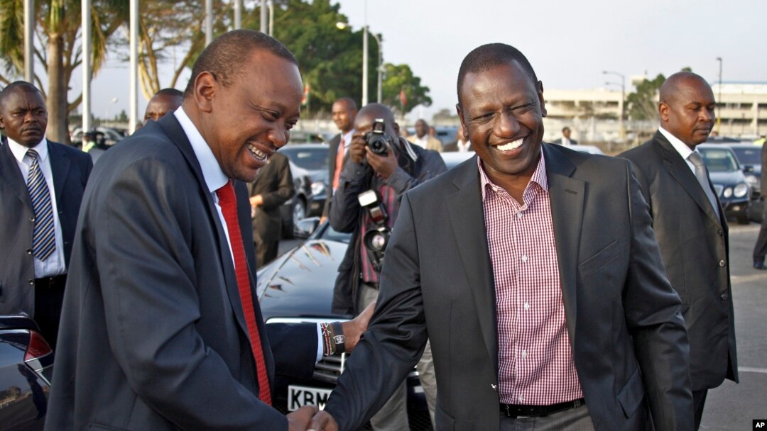 Kenyan President Kenyatta (L) shakes hands with Deputy President Ruto, Nairobi, Oct. 12, 2013.