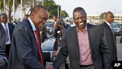 Kenyan President Kenyatta (L) shakes hands with Deputy President Ruto, Nairobi, Oct. 12, 2013.