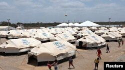 Anak-anak migran Venezuelan bermain sepak bola di lapangan kemah pengungsi PBB (UNHCR) di Maicao, Kolombia, 7 Mei 2019. (REUTERS/Luisa Gonzalez)