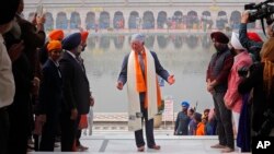 Pangeran Charles (Prince of Wales) dari Inggris, (tengah), berbincang dengan para pemimpin Sikh di Gurudwara Bangla Sahib, Kuil Sikh di New Delhi, India, Rabu, 13 November 2019.