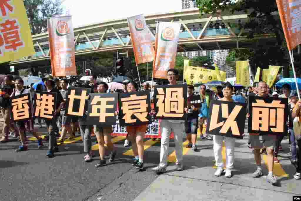 香港7月1日大游行。民间团体人权阵线说有超过6万人参加，警方说有1万4500人 (美国之音特約記者湯惠芸拍攝)。