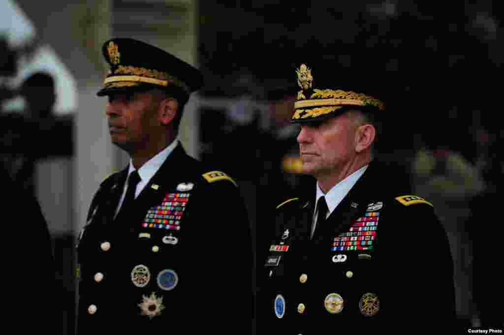 미한연합사령관 이ㆍ취임식에서 전임자인 빈센트 브룩스 사령관과 신임 로버트 에이브럼스 사령관이 나란히 서 있다.