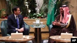 El secretario de Estado de EEUU, Marco Rubio, y el príncipe heredero saudita, Mohammed bin Salman, conversan en Riad el 17 de febrero de 2025.