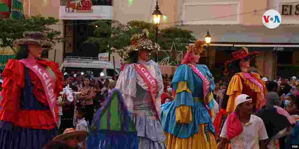 La tradición de &quot;La Gritería&quot;, se ha trasladado de generación en generación en Nicaragua. [Foto Houston Castillo, VOA].