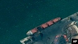 Kapal kargo Korea Utara, Wise Honest, berlabuh di sebuah pelabuhan, dalam foto citra satelit yang dirilis oleh Departemen Kehakiman AS. (Foto: AP)