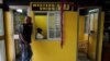 Cubanos buscan opciones para transferir dinero de EE.UU. a la isla ante cierre de servicio de Western Union