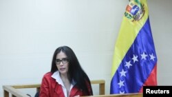 La exsenadora de Colombia, Aida Merlano, habla durante una audiencia en un tribunal en Caracas, Venezuela, el 6 de febrero de 2020.