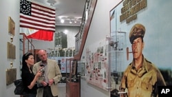 6.25전쟁 당시 맥아더 장군의 공적에 대해 설명하는 윌리엄 데이비스 맥아더 재단 사무총장(오른쪽). 