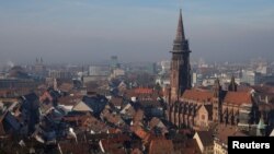 Kota Freiburg, Jerman (Foto: dok). Pengadilan setempat, Kamis (22/3) menjatuhkan hukuman penjara seumur hidup atas Hussein K., migran Afghanistan. Hussein terbukti bersalah telah memperkosa dan membunuh mahasiswi kedokteran berusia 19 tahun, Maria Ladenburger, bulan Oktober 2016.