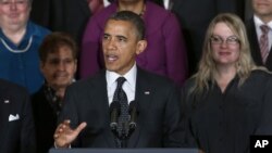 El presidente Obama gesticula mientras habla sobre la economía y el déficit en el salón Este de la Casa Blanca, este viernes 9 de noviembre de 2012.