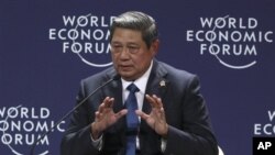 ປະທານາທິບໍດີ ຊູຊີໂລ ບໍາບັງ ຢຸດໂທໂຢໂນ ແຫ່ງອິນໂດເນເຊຍ
ກ່າວຄໍາປາໃສ ຕໍ່ກອງປະຊຸມກ່ຽວກັບເອເຊຍ ຕາເວັນອອກ ຂອງສະພາເສດຖະກິດໂລກ ຫລື World Economic Forum ທີ່ນະຄອນຫລວງຈາກາຕາ,
ວັນທີ 12 ມິຖຸນາ 2011. (AP Photo/Dita Alangkara)
