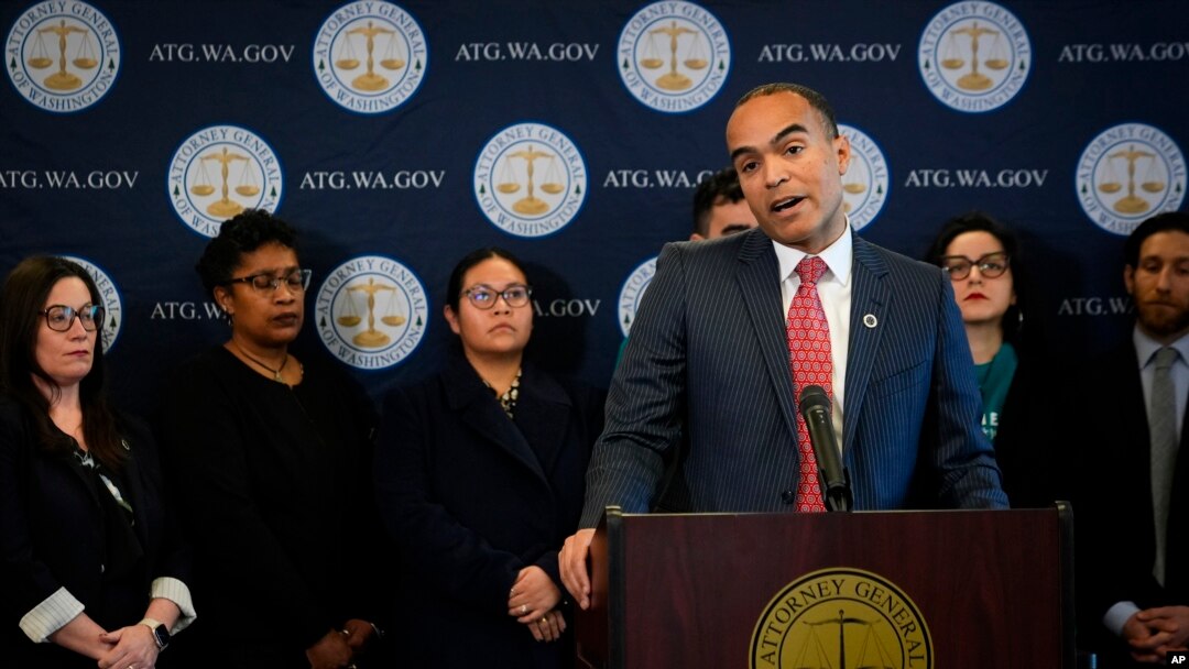 El fiscal general estatal de Washington, Nick Brown, habla durante una conferencia de prensa para unirse a una demanda federal para impugnar la orden ejecutiva del presidente Donald Trump de poner fin a la ciudadanía por nacimiento, el 21 de enero de 2025 en Seattle.