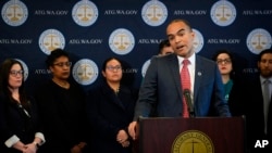 El fiscal general estatal de Washington, Nick Brown, habla durante una conferencia de prensa para unirse a una demanda federal para impugnar la orden ejecutiva del presidente Donald Trump de poner fin a la ciudadanía por nacimiento, el 21 de enero de 2025 en Seattle.