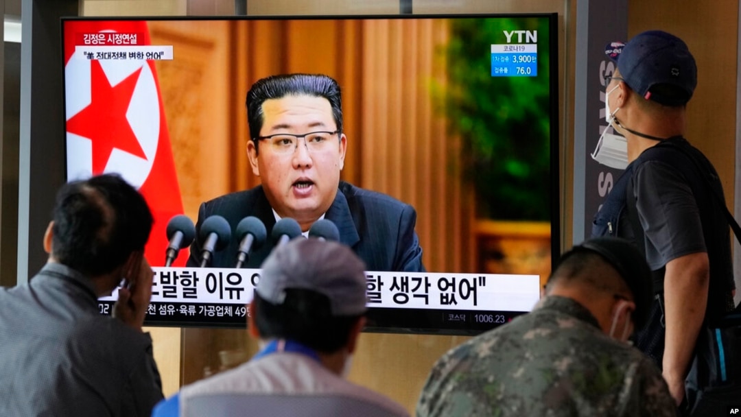 Ljudi gledaju tv emisiju kada je prikazana fotografija sjevernokorejskog lidera Kim Jong Una, Seul, Južna Koreja, 30. septembar 2021.