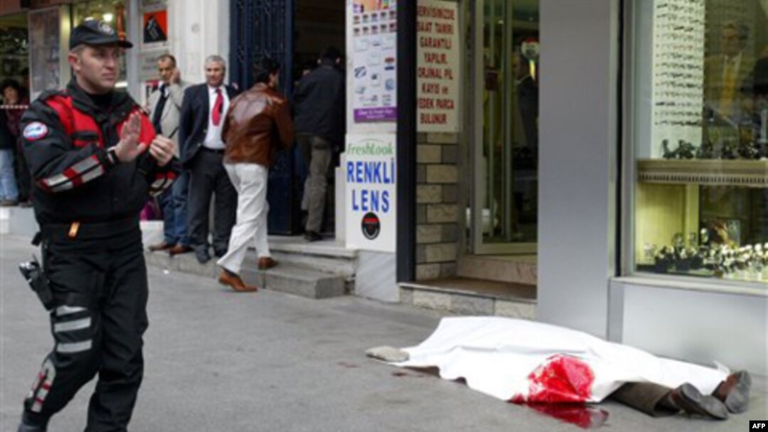 Agos gazetesinin Şişli'deki binası önünde vurularak öldürülen Hrant Dink'in davası beş yıldır sürüyordu