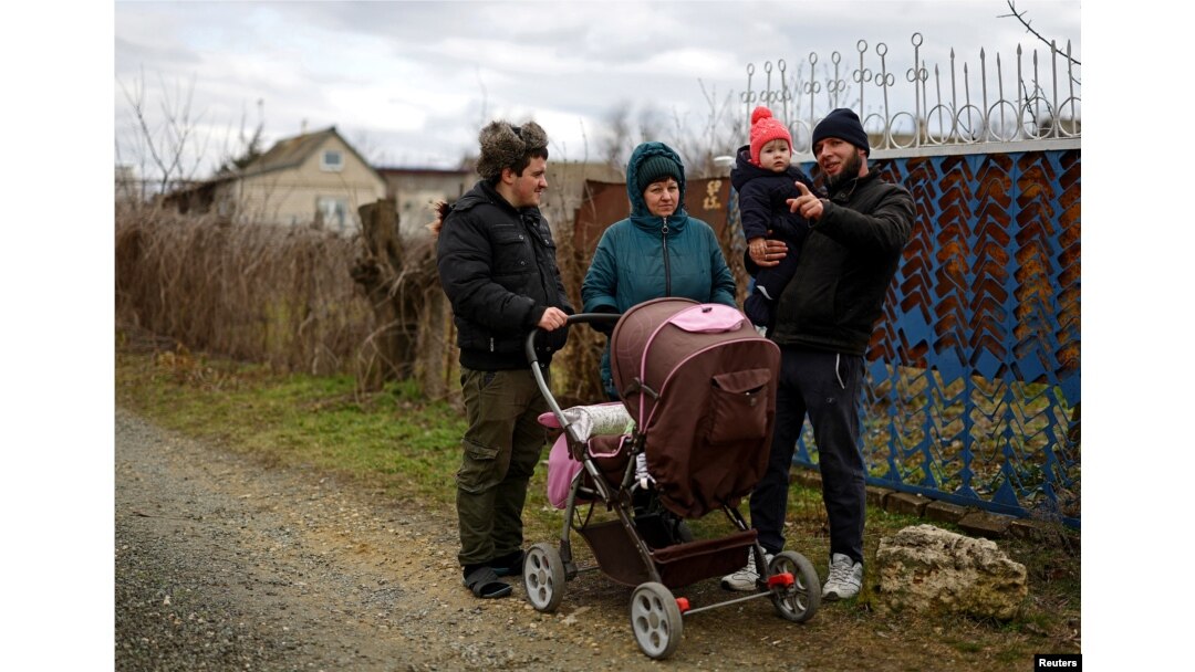 ნატალია ლუკინა და ოლექსი მარკელოვი ერთ-ერთი ბოლო იყვნენ იმ მშობლებს შორის, რომლებმაც ახალშობილი ბავშვის უკრაინის მოქალაქედ დარეგისტრირება შეძლეს. მოგვიანებით, ზეწოლის მიუხედავად, მათ უარი თქვეს, ბავშვისთვის რუსული დოკუმენტები აეღოთ.