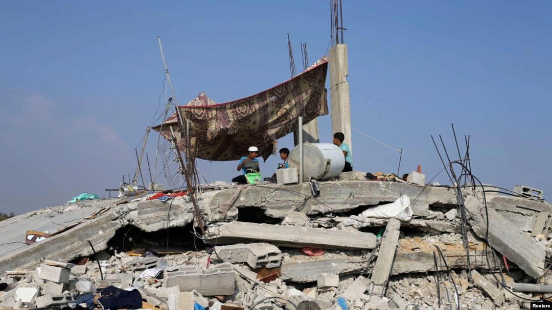 Anak-anak Palestina duduk di atas reruntuhan rumahnya yang hancur akibat serangan Israel di Khan Younis, Jalur Gaza (13/8).