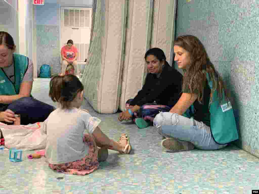 En el albergue de Caridades Católicas, los inmigrantes tienen la oportunidad de comer, hacer llamadas para coordinar su viaje de regreso y hasta compartir con los voluntarios.