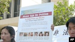 2012年11月19日，美国总统奥巴马（右）在缅甸民主运动领袖昂山素季在仰光的家中与她拥抱并向人们挥手致意。