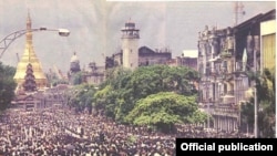 ၈ လေးလုံး လူထု ဆန္ဒပြပွဲ- ရန်ကုန်မြို့ ဆူးလေးဘုရားနားမှာ ပြုလုပ်နေစဉ် (သြဂုတ်လ ၈၊ ၁၉၈၈)