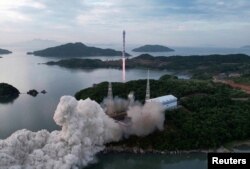 북한은 지난달 31일 평안북도 동창리에서 군사정찰위성을 탑재한 천리마 1형 우주발사체를 발사했다며 사진을 공개했다.
