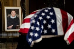 El ataúd cubierto con la bandera de la juez Ruth Bader Ginsburg se encuentra en el Capitolio de los Estados Unidos el viernes 25 de septiembre de 2020. Ginsburg murió a la edad de 87 años el 18 de septiembre.