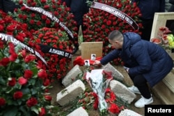 Upacara pemakaman Mahammadali Eganov, yang meninggal dalam kecelakaan pesawat penumpang Azerbaijan Airlines di dekat Aktau, di Baku. (Foto: Reuters)