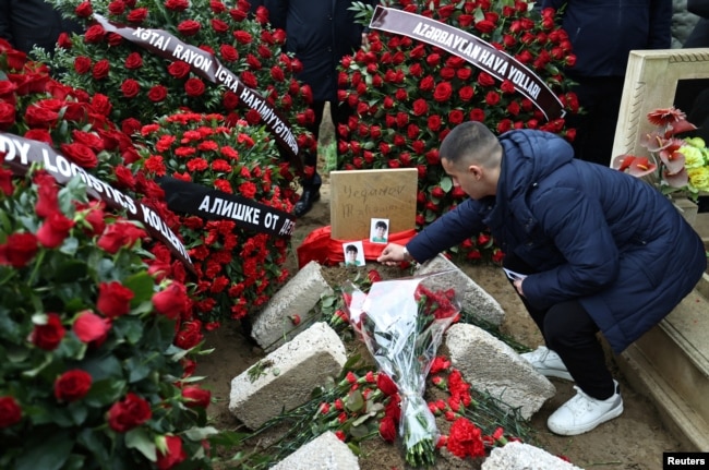 Upacara pemakaman Mahammadali Eganov, yang meninggal dalam kecelakaan pesawat penumpang Azerbaijan Airlines di dekat Aktau, di Baku. (Foto: Reuters)