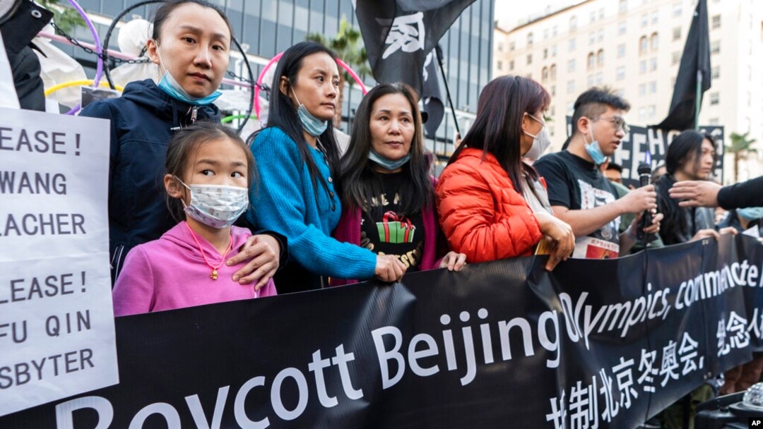Warga etnis Uigur menyerukan pemboikotan Olimpiade Musim Dingin 2022 di Beijing dalam aksi di distrik Hollywood, Los Angeles, California (10/12). 