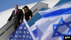Госсекретарь Майк Помпео и его жена Сьюзен спускаются по трапу самолета по прибытии в Тель-Авив, Израиль