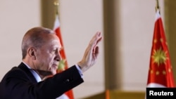Presiden Turki Tayyip Erdogan melambaikan tangan ke arah para pendukungnya di Istana Kepresidenan, Ankara, Turki, setelah memenangi putaran kedua pemilihan presiden, Minggu, 28 Mei 2023. (Foto: Umit Bektas/Reuters)