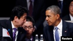 Perdana Menteri Jepang Shinzo Abe berbicara dengan Presiden AS Barack Obama dalam KTT Keamanan Nuklir di Den Haag (24/3). (Reuters/Yves Herman) 