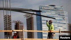 El sujeto falleció en la construcción en proceso del Wilshire Grand Center en Los Ángeles, California.