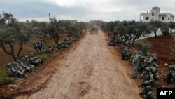 Турецкие солдаты концентрируются в деревне Каминас, расположенной в 6 километрах от Идлиба. 10 февраля 2020 г.