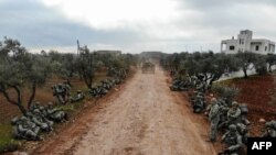 Pemandangan dari udara tampak para tentara Turki berkumpul di Desa Qaminas, sekitar 6 kilometer tenggara Kota Idlib di barat laut Suriah,10 Februari 2020. 