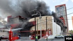 Columnas de humo se pueden ver en el hotel Casino Royale en Monterrey, mientras los bomberos luchaban contra las llamas.