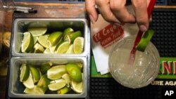 Una aguda escasez y altos precios de los limones verdes en Estados Unidos es debida en gran parte al narcotráfico de los cárteles mexicanos.