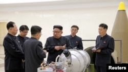 မြောက်ကိုရီးယားခေါင်ဆောင် Kim Jong Un နြူးကလီးယား အစီအစဉ်တွေနဲ့ပတ်သက်လို့ ညွှန်ကြားနေစဉ် (စက်တင်ဘာ၊ ၀၃၊ ၂၀၁၇)